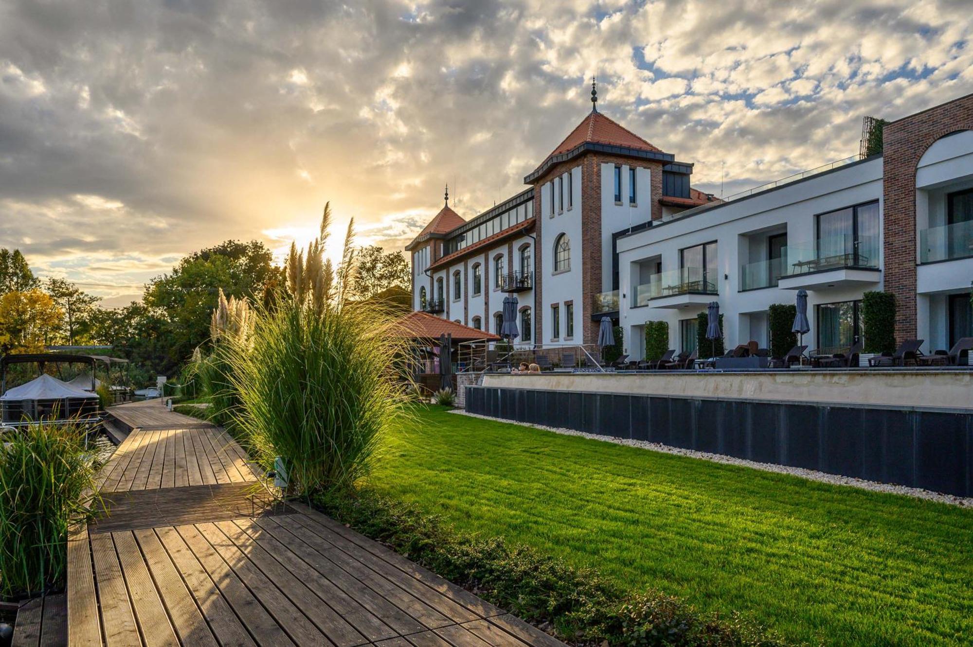 Bordur Wellness Hotel Superior Es Szonyegmuzeum Békésszentandrás Esterno foto