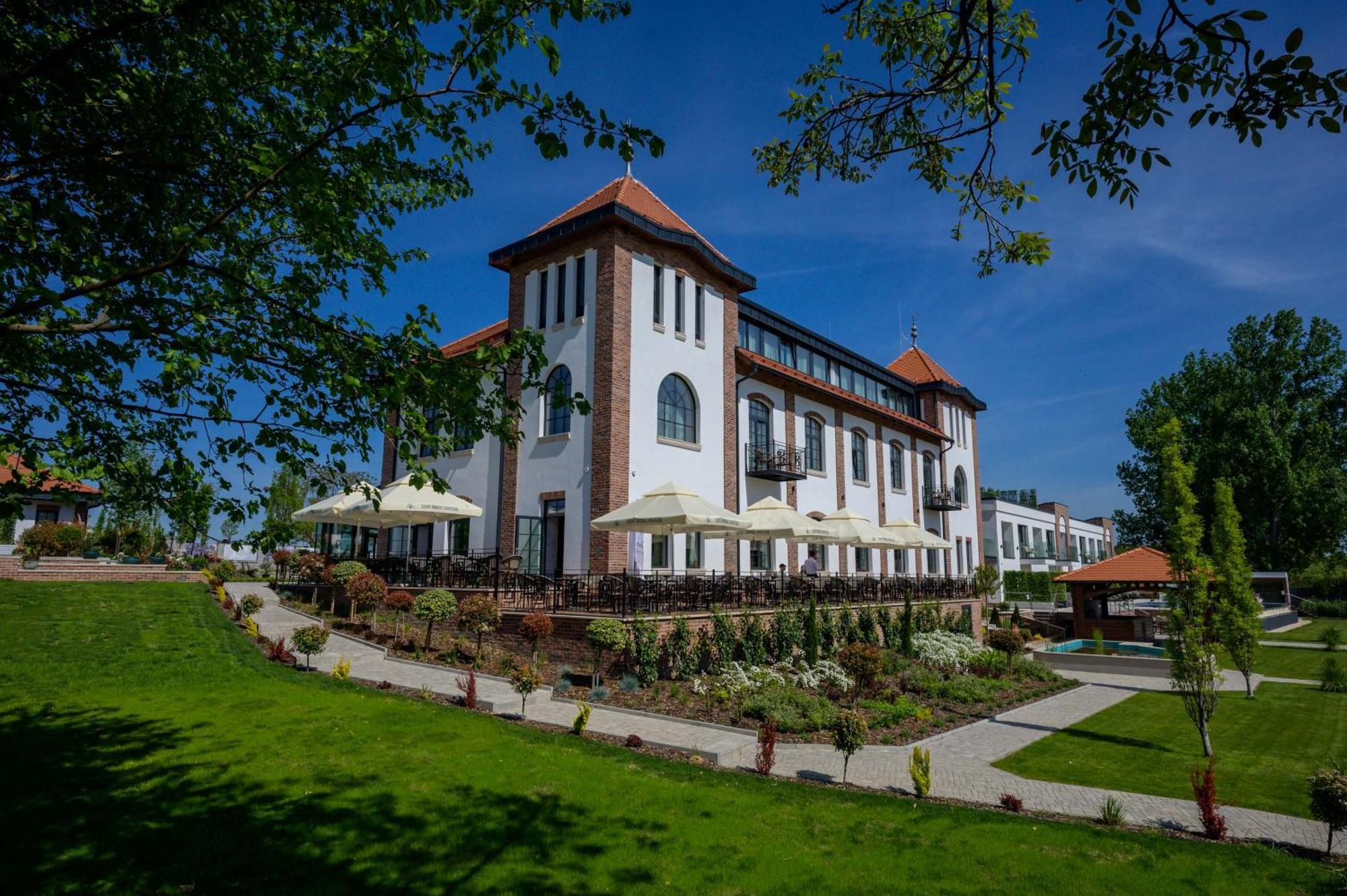 Bordur Wellness Hotel Superior Es Szonyegmuzeum Békésszentandrás Esterno foto